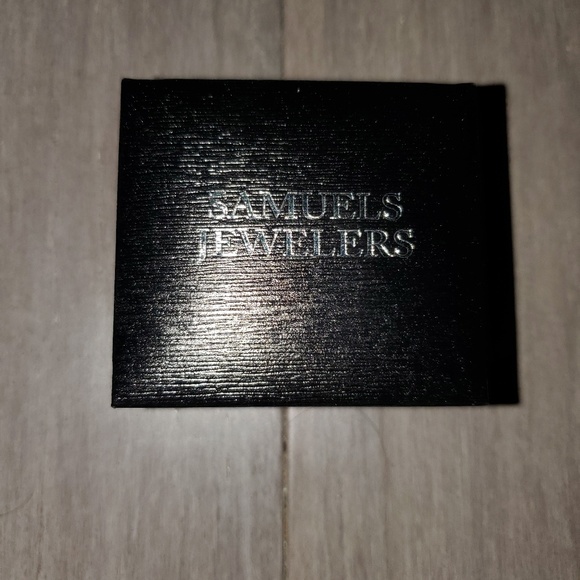 Samuels Jewelers 1/4 tcw diamond ring sz 4 - Picture 6 of 8